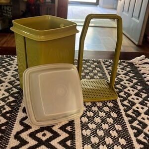 Vintage Tupperware Pickle Keeper